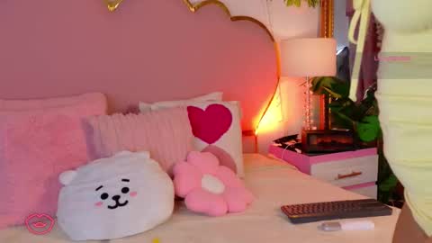 Snapshot of emmacrush chatting on 01-09-26, 11:06 Welcome Im yosein Your love is my passion activate it with your tips and enjoy with me online show from 01-09-26, 11:06