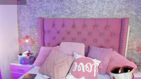 Snapshot of emmacrush chatting on 02-26-26, 09:03 Welcome Im yosein Your love is my passion activate it with your tips and enjoy with me online show from 02-26-26, 09:03