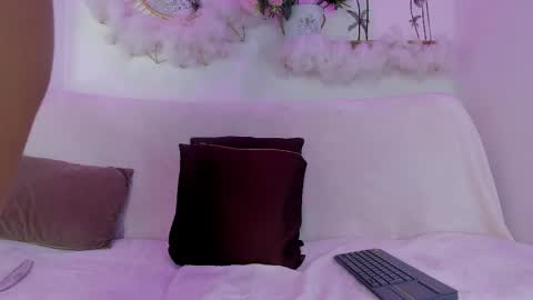 Snapshot of emmaduque chatting on 04-18-26, 09:26 Emma Duque online show from 04-18-26, 09:26