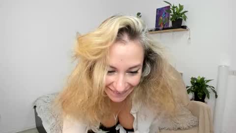 Snapshot of emmagracee chatting on 11-06-25, 08:37 Emma online show from 11-06-25, 08:37