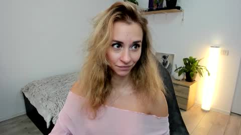 Snapshot of emmagracee chatting on 11-17-25, 07:58 Emma online show from 11-17-25, 07:58