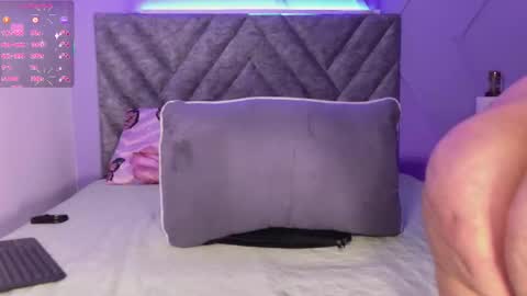 Snapshot of emmajohnss chatting on 11-25-25, 04:23 Emma online show from 11-25-25, 04:23