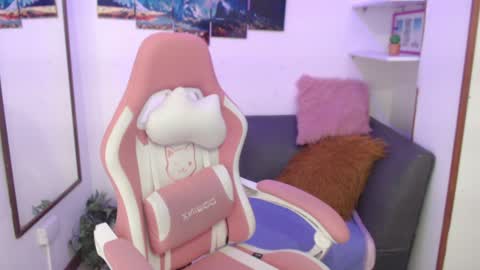 Snapshot of emmamyers_ chatting on 12-20-24, 11:16 Emma online show from 12-20-24, 11:16