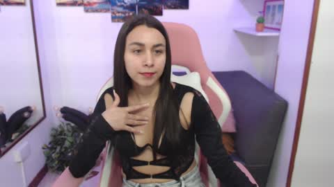 Snapshot of emmamyers_ chatting on 02-03-25, 10:43 Emma online show from 02-03-25, 10:43