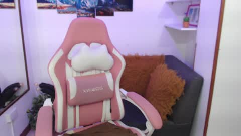 Snapshot of emmamyers_ chatting on 02-05-25, 11:17 Emma online show from 02-05-25, 11:17