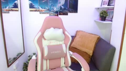 Snapshot of emmamyers_ chatting on 03-05-25, 01:21 Emma online show from 03-05-25, 01:21