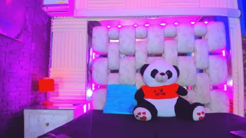 Snapshot of emmateylor chatting on 05-17-26, 02:42 Emma online show from 05-17-26, 02:42