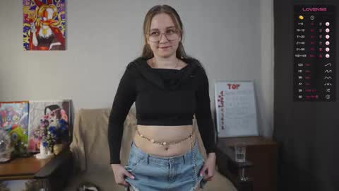 Snapshot of emmatiny chatting on 10-22-25, 03:40 Mia online show from 10-22-25, 03:40