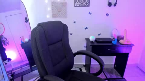 Snapshot of emmax_x chatting on 01-22-25, 01:21 EMMA online show from 01-22-25, 01:21