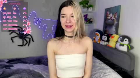Snapshot of emmie_everly chatting on 05-19-26, 08:37 emmie_everly online show from 05-19-26, 08:37