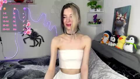 Snapshot of emmie_everly chatting on 05-26-26, 10:17 emmie_everly online show from 05-26-26, 10:17