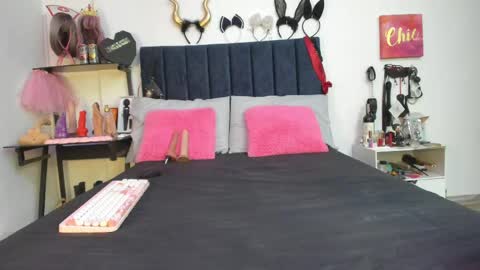 Snapshot of emmily_giraldo chatting on 04-18-26, 12:42 online show from 04-18-26, 12:42