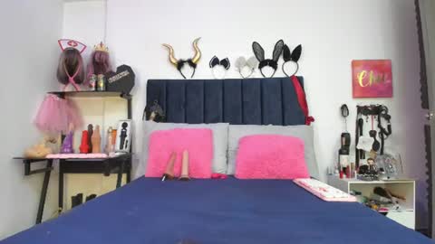 Snapshot of emmily_giraldo chatting on 07-18-26, 01:04 online show from 07-18-26, 01:04
