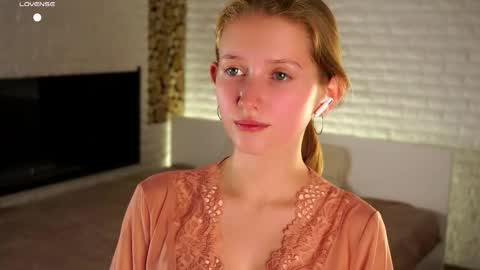 Snapshot of emmyleri chatting on 09-14-25, 01:32 Emmy online show from 09-14-25, 01:32