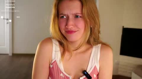 Snapshot of emmyleri chatting on 09-17-25, 01:46 Emmy online show from 09-17-25, 01:46