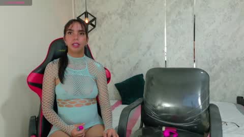 Snapshot of emy_0 chatting on 04-24-26, 02:08 Emy online show from 04-24-26, 02:08