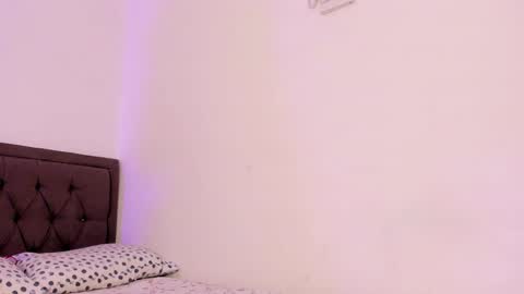 Snapshot of emy_zapatastar chatting on 01-13-25, 05:01 Emiliana online show from 01-13-25, 05:01