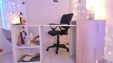 EMYLY  online show from 10-21-25, 08:42