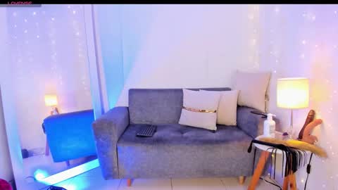 Snapshot of emylyjonhs chatting on 01-08-26, 11:51 EMYLY online show from 01-08-26, 11:51