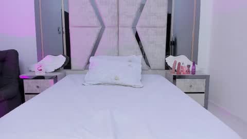 Snapshot of emysilver chatting on 02-21-25, 02:48 Emy Silver online show from 02-21-25, 02:48