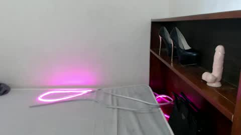 Snapshot of enchantress_nica69x chatting on 01-27-25, 05:15 Nica online show from 01-27-25, 05:15