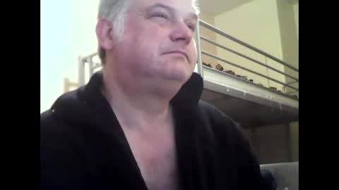 Snapshot of englishguysurrey chatting on 10-16-25, 05:41 englishguysurrey online show from 10-16-25, 05:41