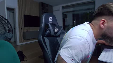 Erik online show from 01-21-25, 06:34