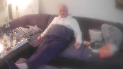 Snapshot of eric204 chatting on 05-19-26, 05:36 Eric online show from 05-19-26, 05:36