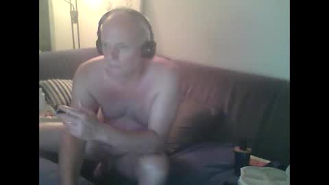 Snapshot of eric204 chatting on 06-10-26, 01:39 Eric online show from 06-10-26, 01:39