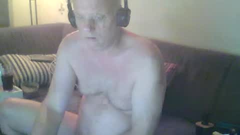 Snapshot of eric204 chatting on 06-13-26, 04:10 Eric online show from 06-13-26, 04:10