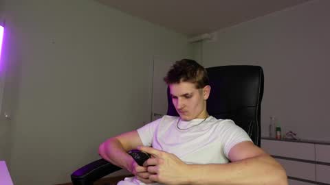    online show from 11-03-25, 08:21