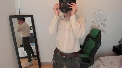 Snapshot of eross_guyy chatting on 10-04-25, 04:10 Camilo online show from 10-04-25, 04:10