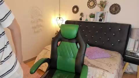 Snapshot of eross_guyy chatting on 10-05-25, 03:38 Camilo online show from 10-05-25, 03:38