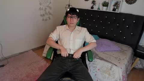 Snapshot of eross_guyy chatting on 10-06-25, 03:37 Camilo online show from 10-06-25, 03:37