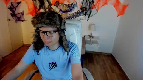 Snapshot of eross_guyy chatting on 10-18-25, 04:04 Camilo online show from 10-18-25, 04:04