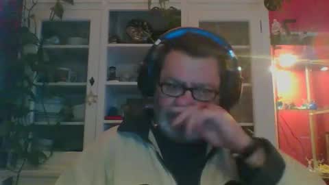 Snapshot of erwin1966 chatting on 01-14-25, 02:08 Erwins room welcome sound on online show from 01-14-25, 02:08