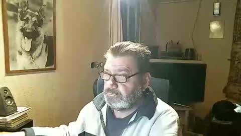 Snapshot of erwin1966 chatting on 01-20-25, 09:22 Erwins room welcome sound on online show from 01-20-25, 09:22