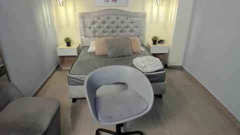 Escarlet online show from 11-15-25, 12:45