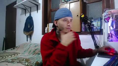 Snapshot of esjrobles chatting on 03-05-25, 03:29 Esteban online show from 03-05-25, 03:29