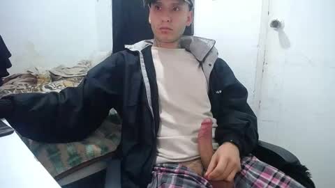 Snapshot of esjrobles chatting on 10-11-25, 02:48 Esteban online show from 10-11-25, 02:48