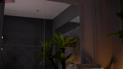 Snapshot of esmeainsley chatting on 02-06-25, 10:53 Raluca  online show from 02-06-25, 10:53