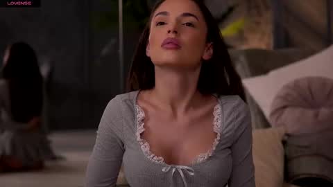 Snapshot of esmeainsley chatting on 02-12-25, 02:45 Raluca  online show from 02-12-25, 02:45