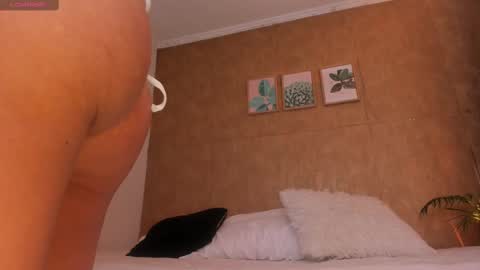 Snapshot of esmeralda__g chatting on 02-23-25, 02:04 Esmeralda G online show from 02-23-25, 02:04
