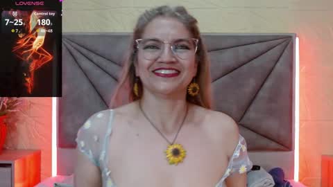 Esmeralda .INDEPENDENT MODEL online Monday to Saturday 3 pm Chicago online show from 05-23-26, 03:23