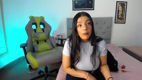 Perla online show from 10-23-25, 04:56