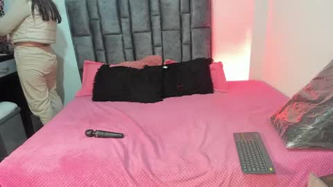Perla online show from 05-31-26, 07:04