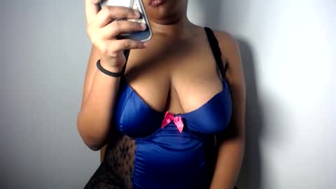 Snapshot of esmeray_ chatting on 05-23-26, 08:51 Esme online show from 05-23-26, 08:51