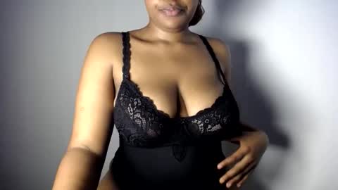 Snapshot of esmeray_ chatting on 05-30-26, 01:19 Esme online show from 05-30-26, 01:19