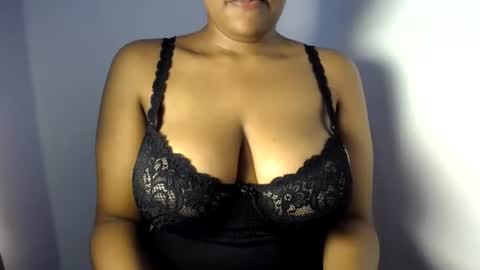 Snapshot of esmeray_ chatting on 06-23-26, 11:41 Esme online show from 06-23-26, 11:41