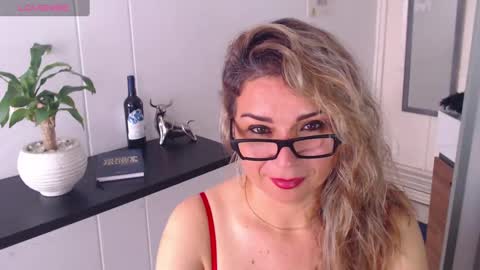 Snapshot of esperanza86_ chatting on 12-22-24, 01:44 Juliana online show from 12-22-24, 01:44